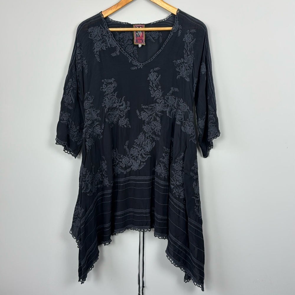 Johnny Was Leaf Garden Embroidered Toe Back Shark Bite Tunic. Size Small.